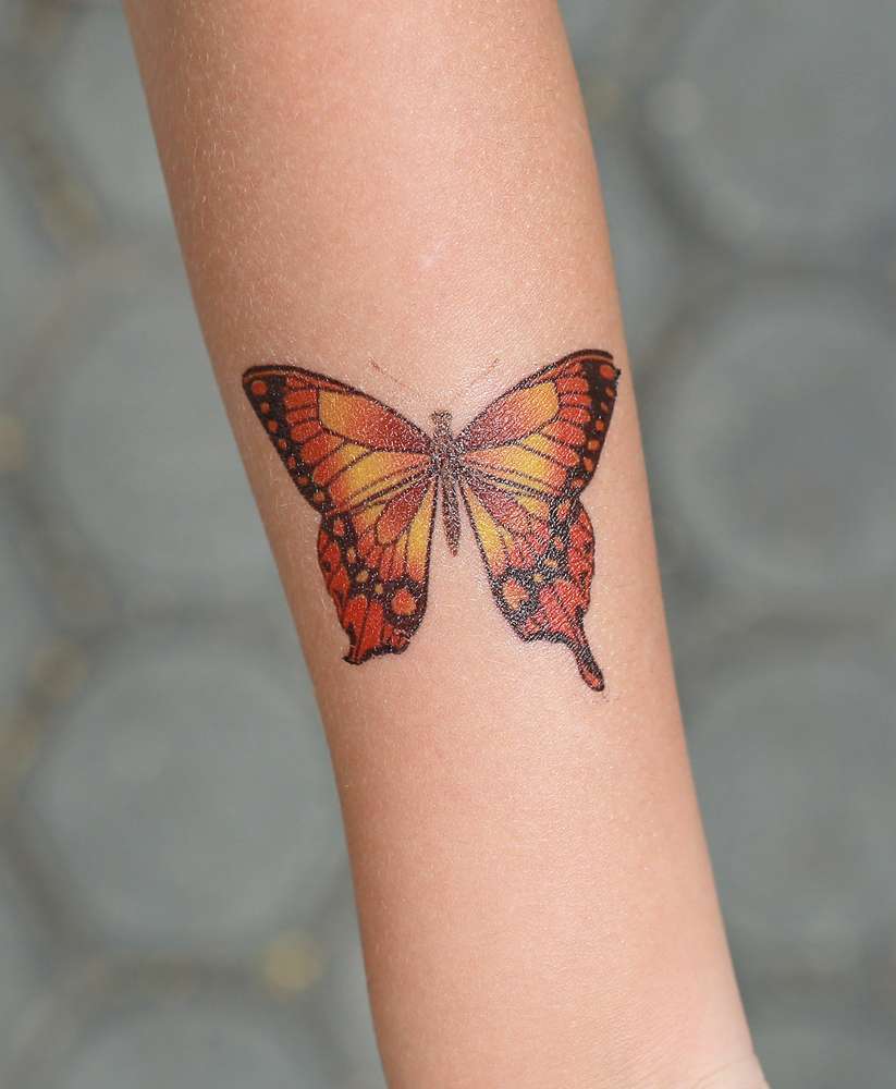 Tatuaggio femminile farfalla