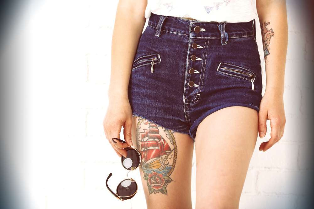 Tatuaggio femminile sulla coscia