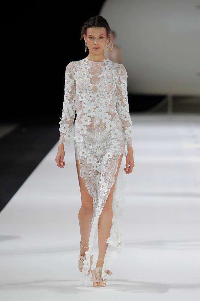 Vestito da sposa corto in pizzo floreale