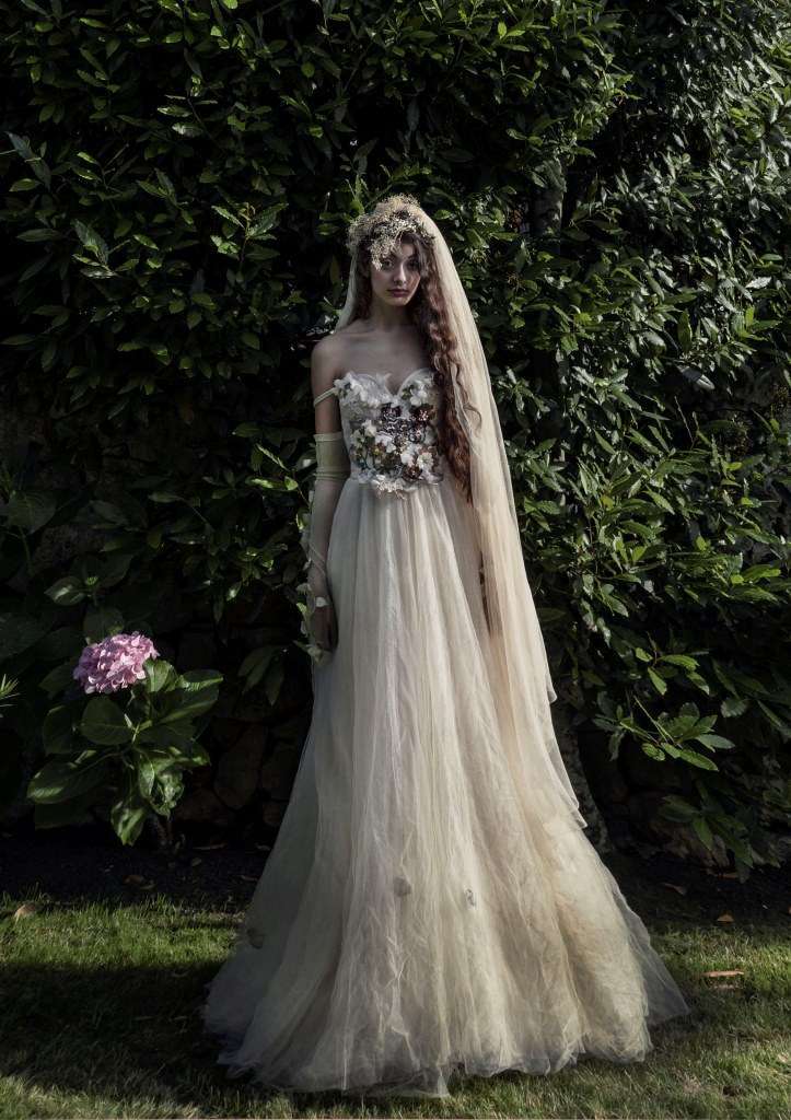 Abito da sposa con applicazioni floreali Elisabetta Delogu