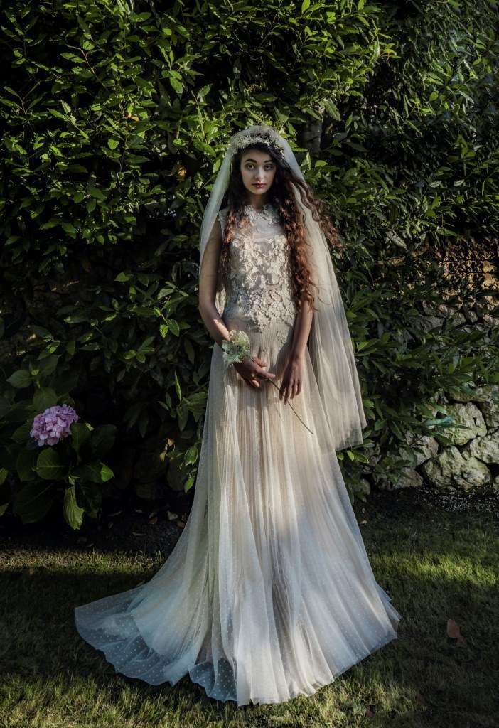 Abito da sposa in pizzo plissé Elisabetta Delogu