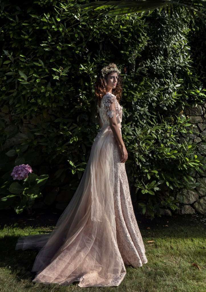 Abito da sposa rosa in pizzo Elisabetta Delogu