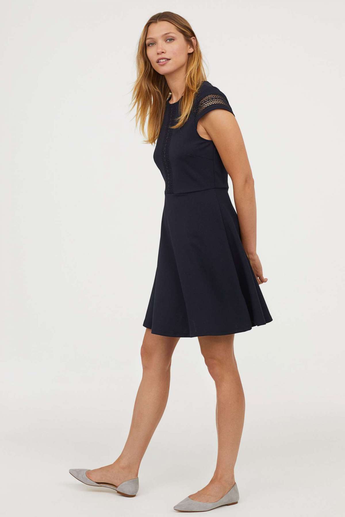 Vestito corto con inserti in pizzo H&M a 29,99 euro