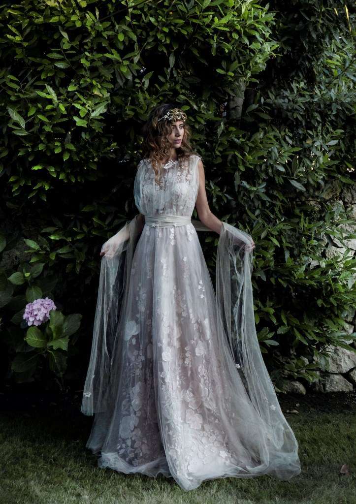 Vestito da sposa plissettato in pizzo Elisabetta Delogu