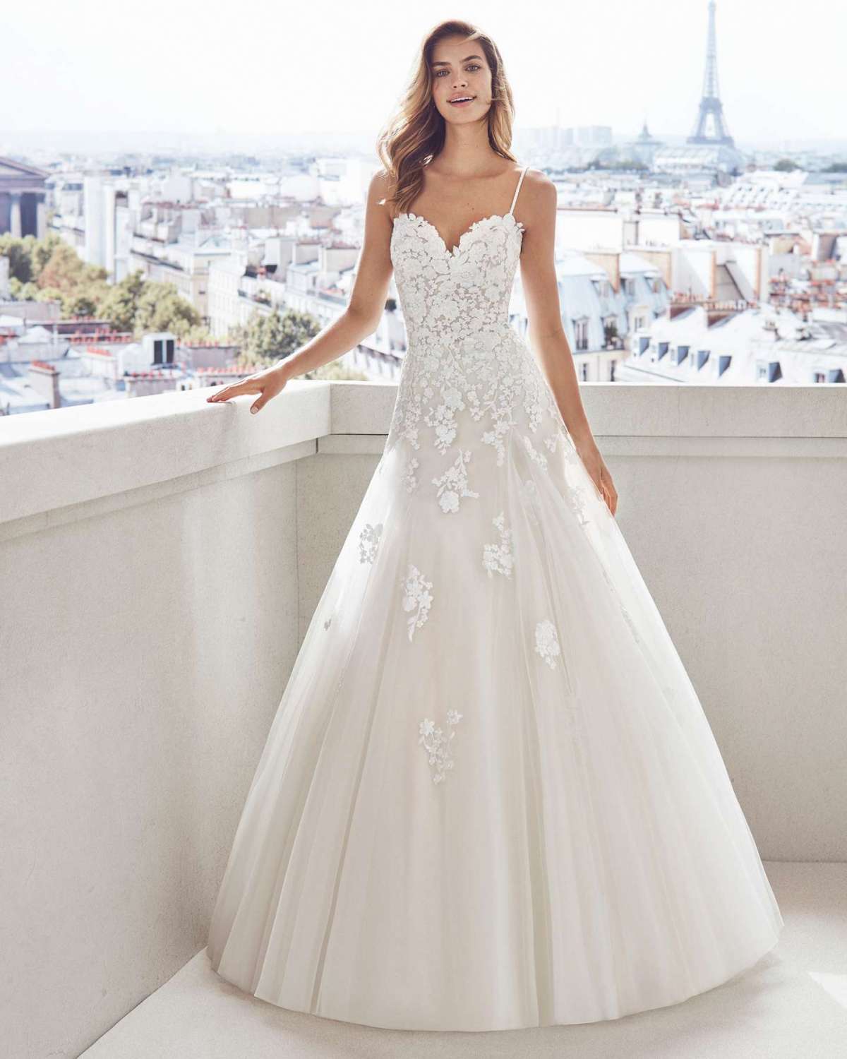 Abito da sposa a trapezio in pizzo Luna Novias