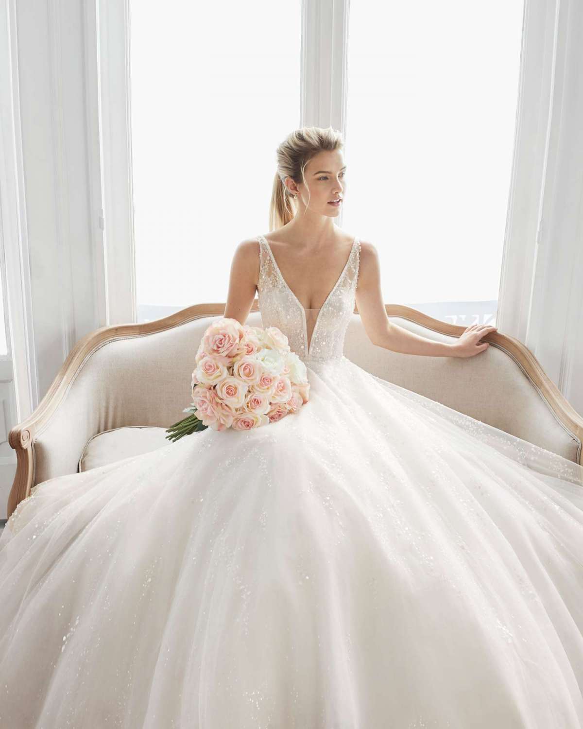 Abito da sposa ampio con strass e tulle Aire Barcelona