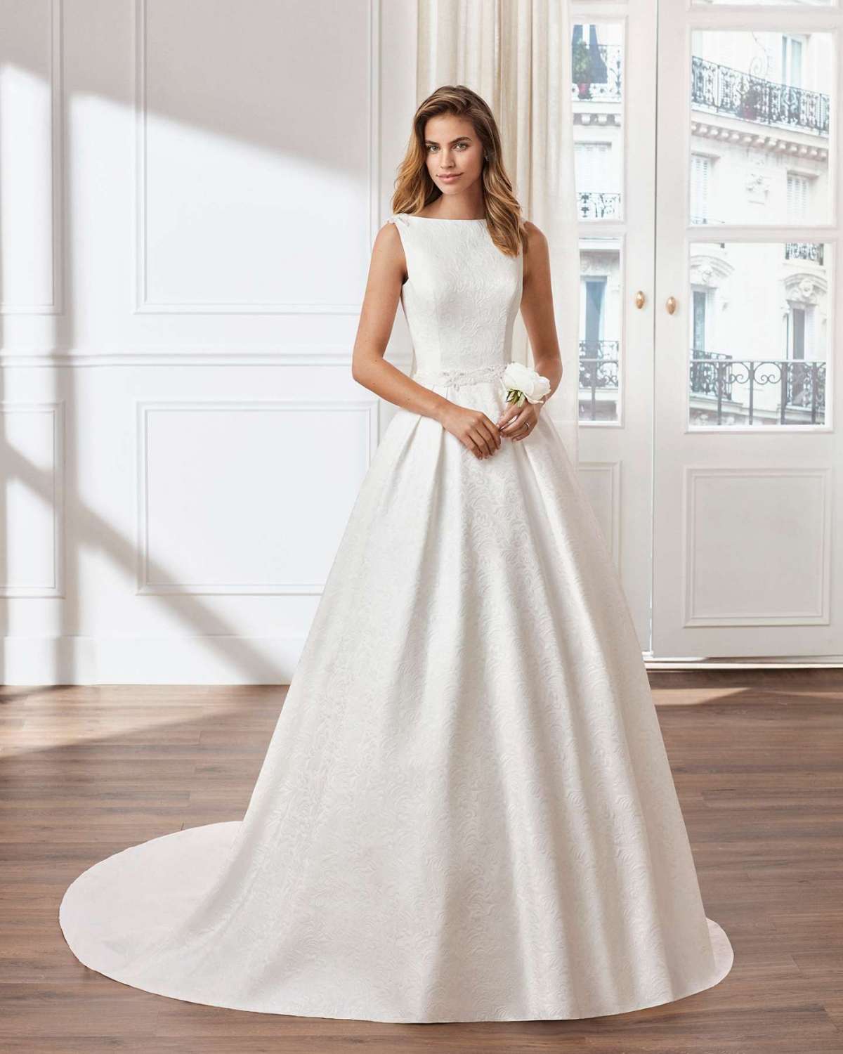 Abito da sposa ampio in broccato Luna Novias