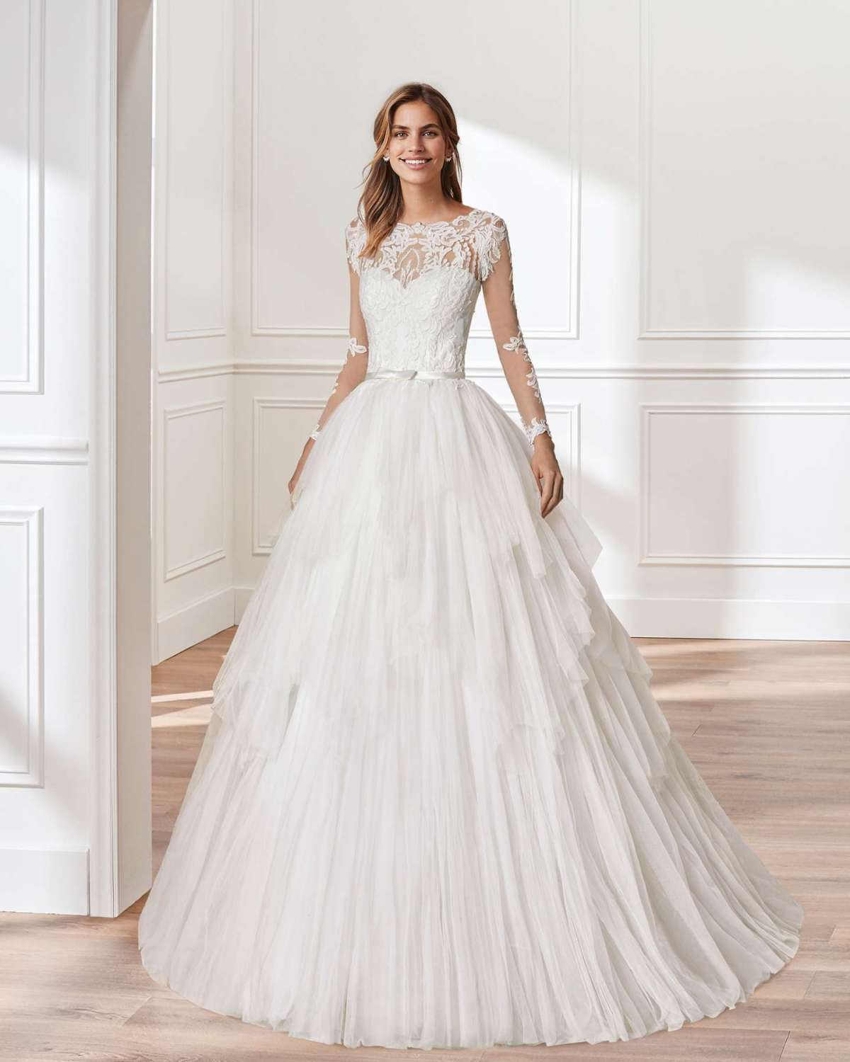 Abito da sposa ampio in tulle e pizzo