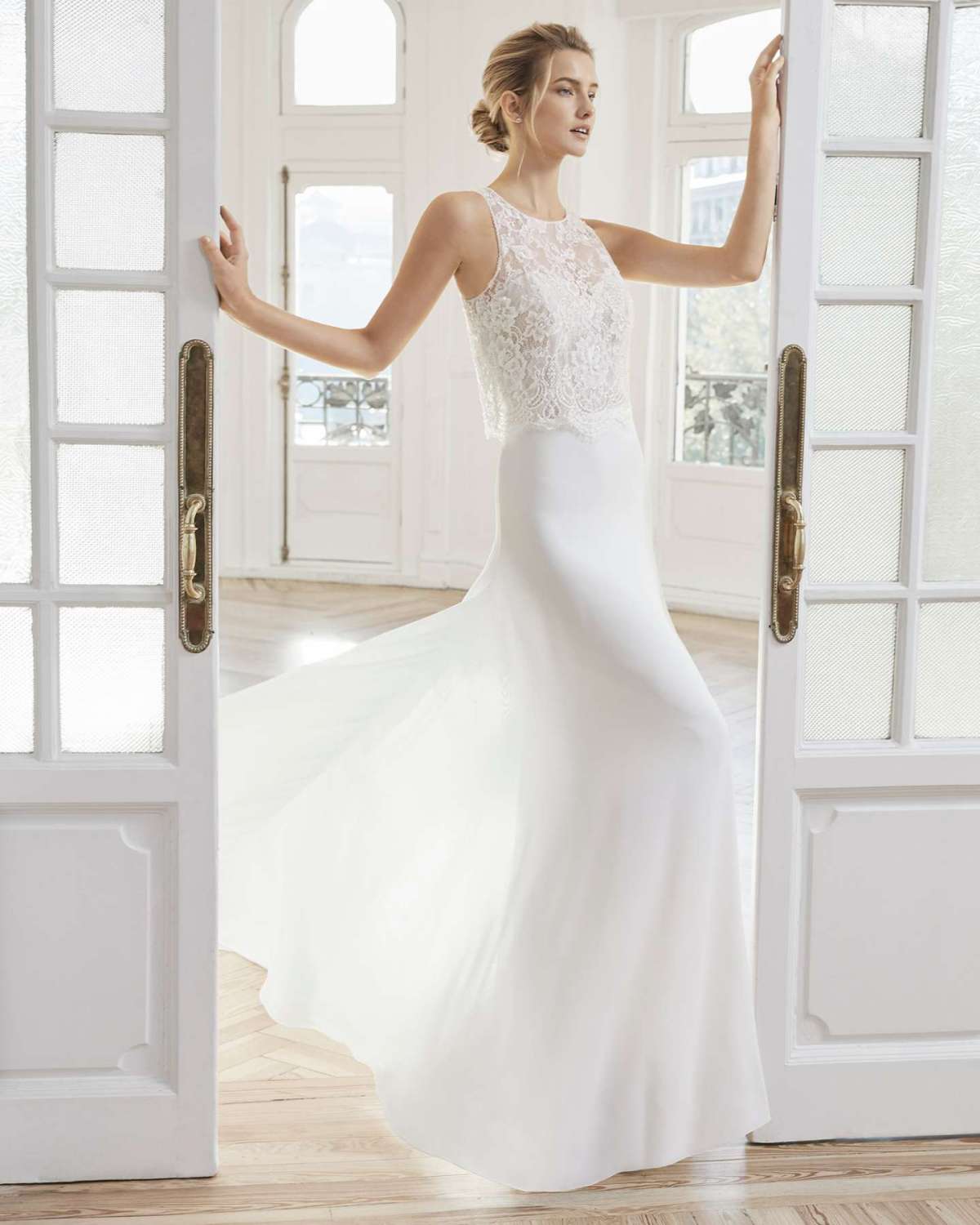 Abito da sposa con scollo halter e crop top in pizzo Aire Barcelona