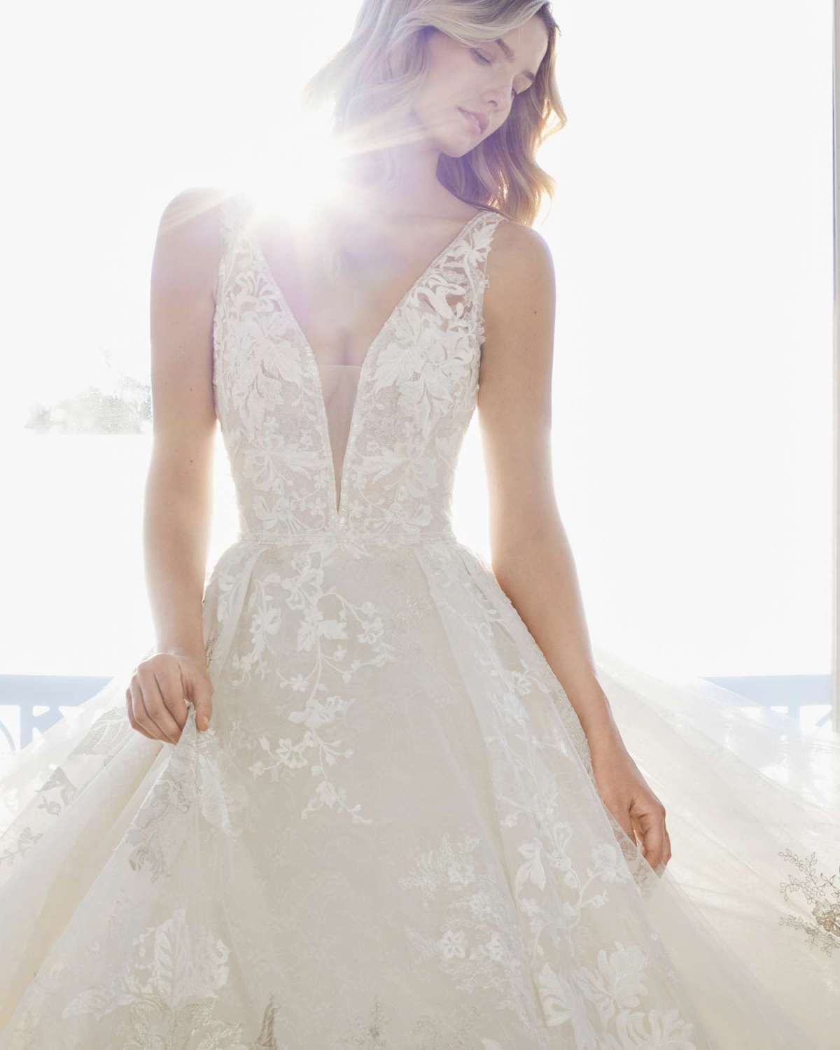 Abito da sposa in pizzo con scollatura profonda Aire Barcelona