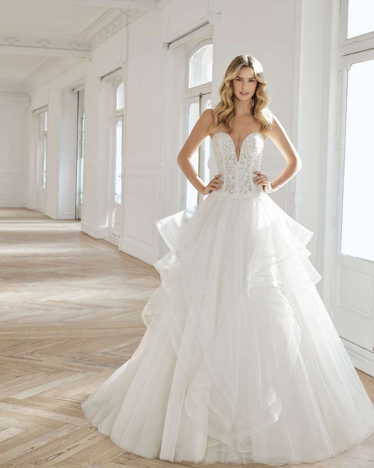 Abito da sposa in pizzo e tulle con lustrini Aire Barcelona