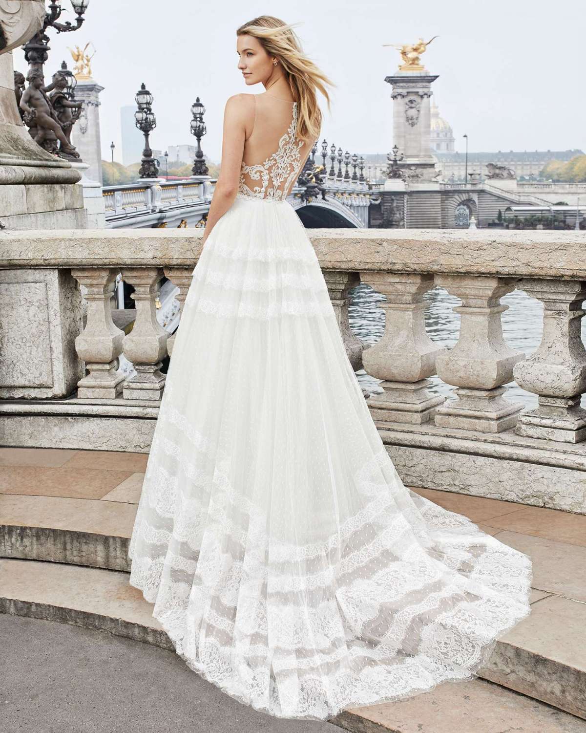 Abito da sposa in pizzo e tulle con schiena scoperta Aire Barcelona