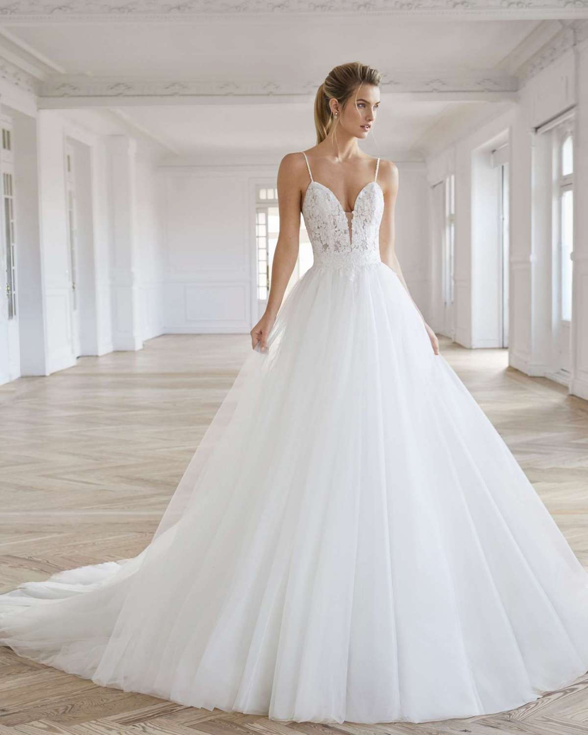 Abito da sposa in tulle e pizzo con strascico Aire Barcelona