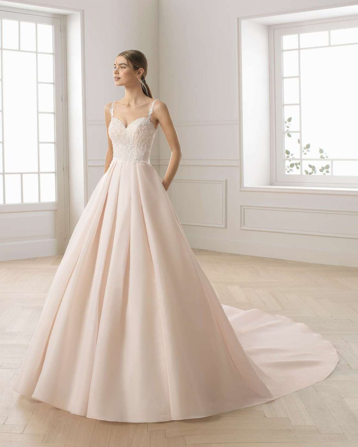 Abito da sposa rosa in pizzo Aire Barcelona