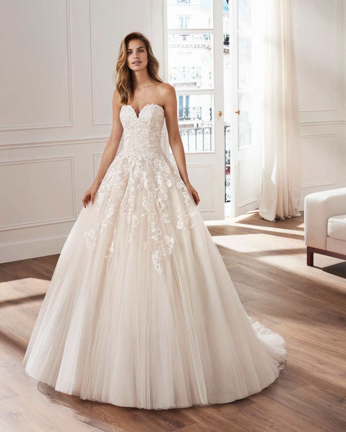 Abito da sposa rosa in pizzo Luna Novias