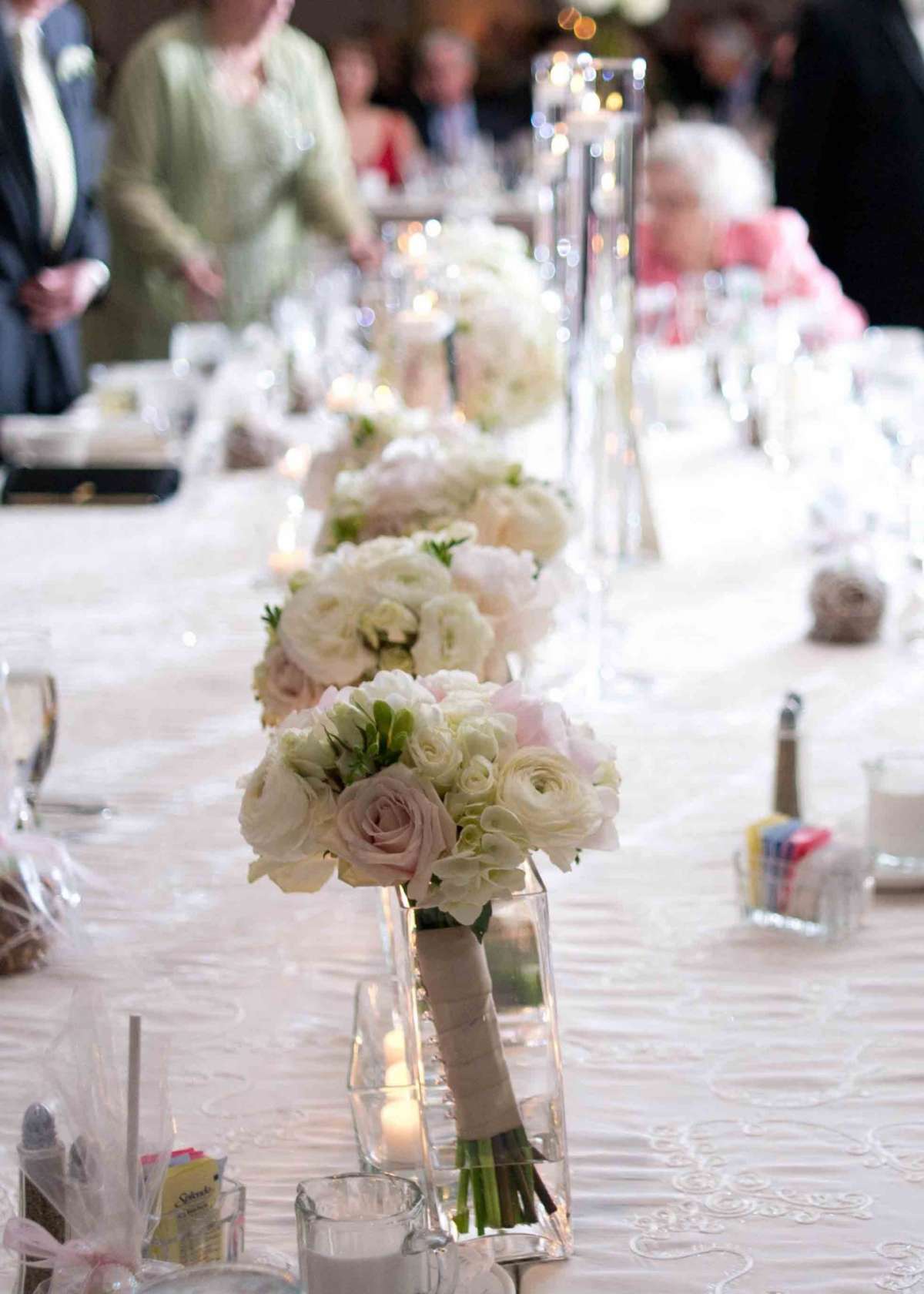 Mazzi di fiori bianchi per la tavola