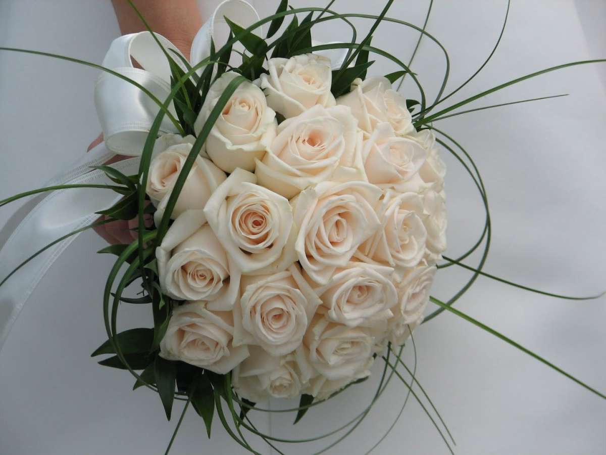 Mazzo di rose bianche per le nozze