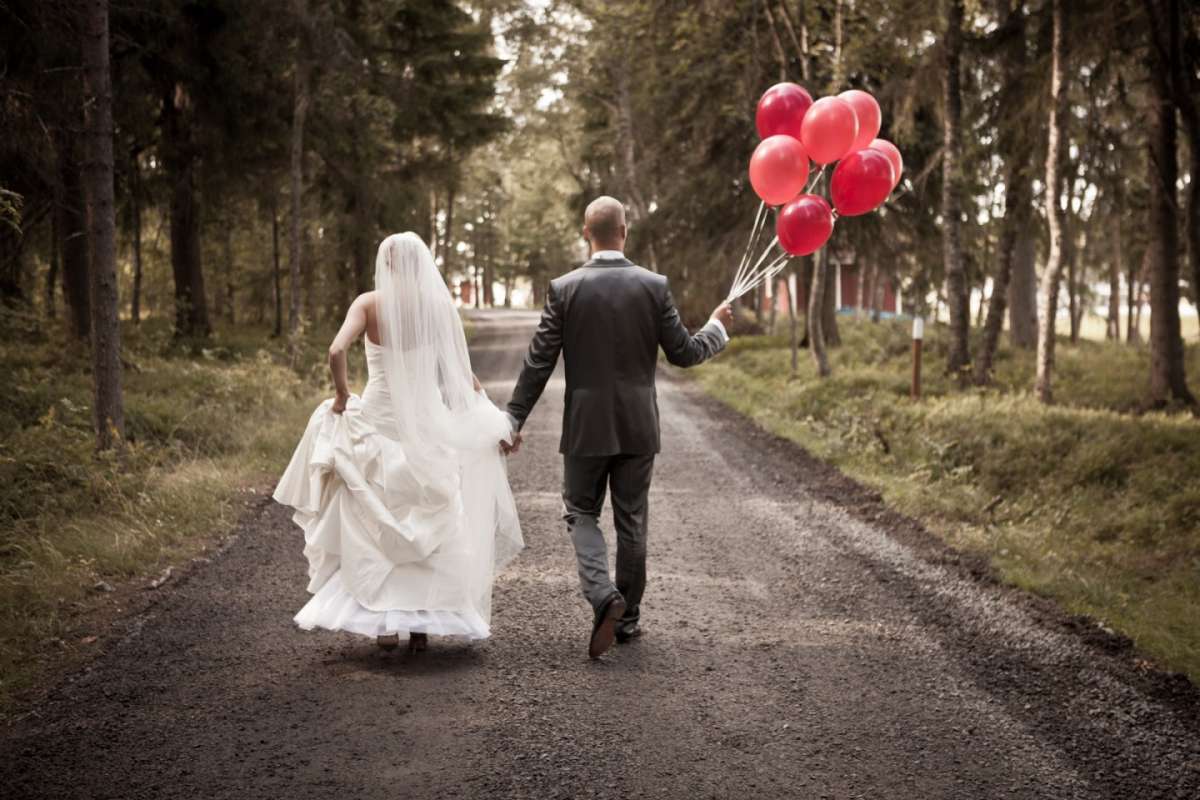 Palloncini rossi per gli sposi