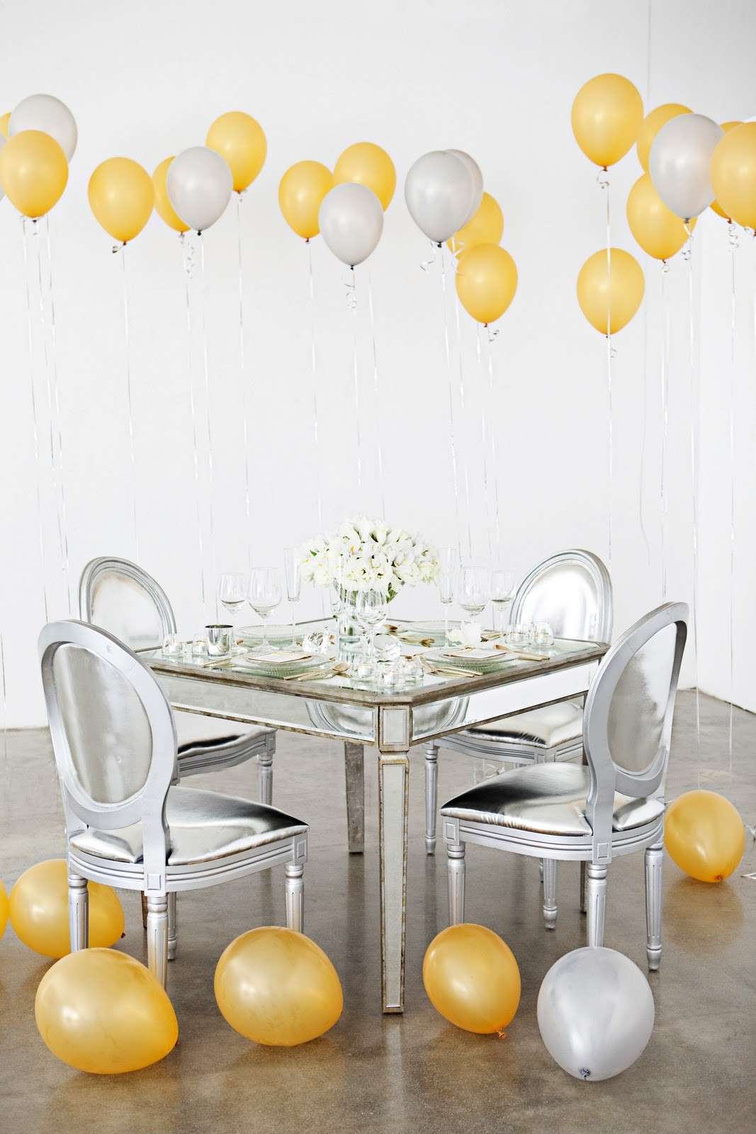 Raffinata decorazione con palloncini gialli e bianchi
