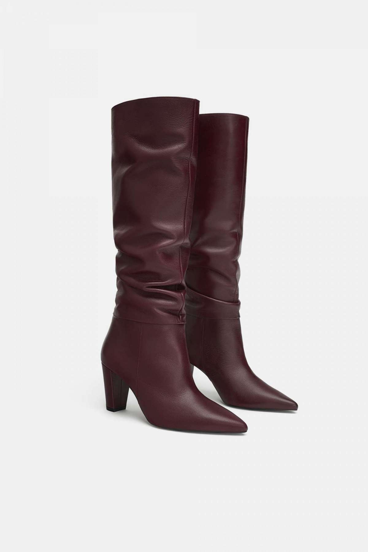 Stivali alti Zara bordeaux al prezzo di 99,95 euro