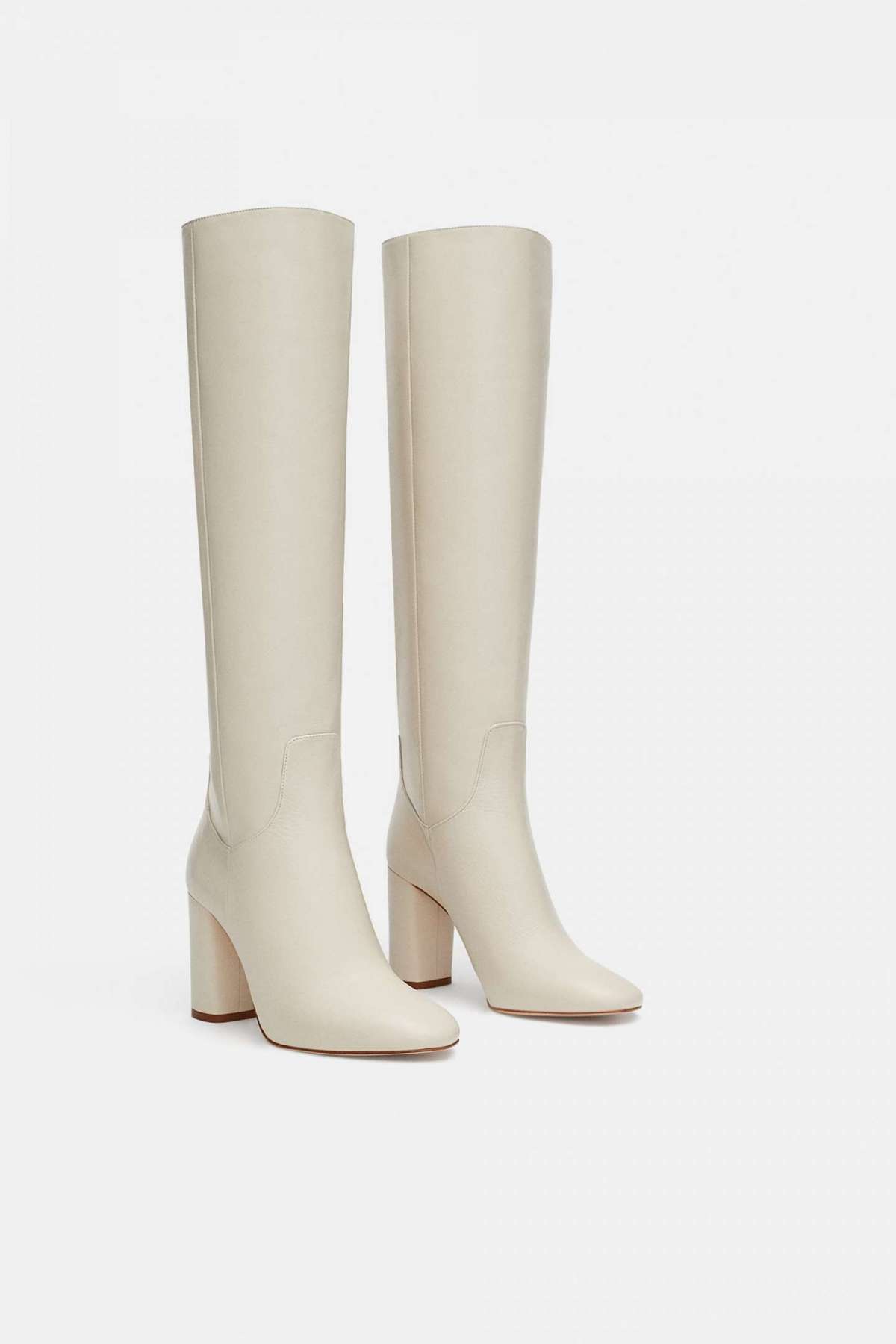 Stivali bianchi Zara con tacco a 119,00 euro