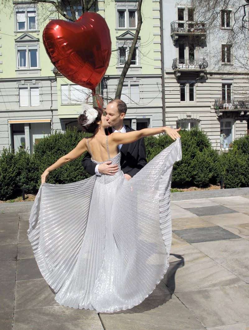 Un palloncino a cuore per gli sposi