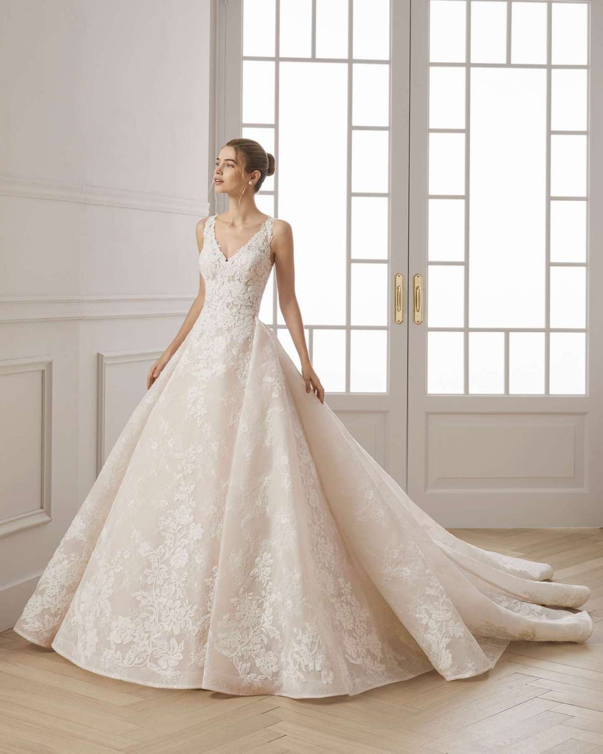 Vestito da sposa rosa in pizzo Aire Barcelona