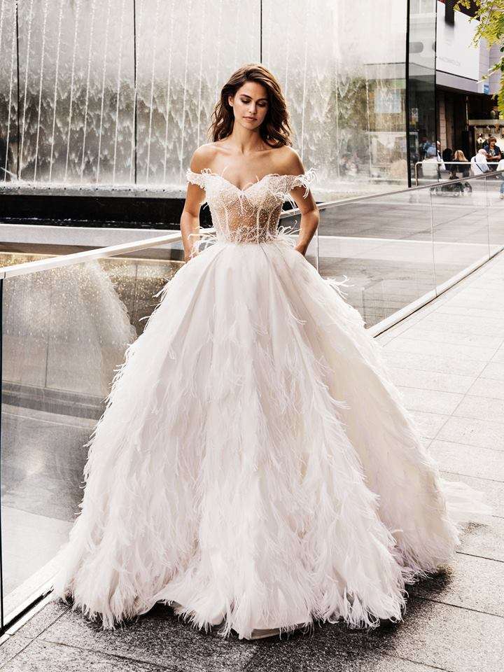 Abito da sposa con piume Alessandro Angelozzi Couture