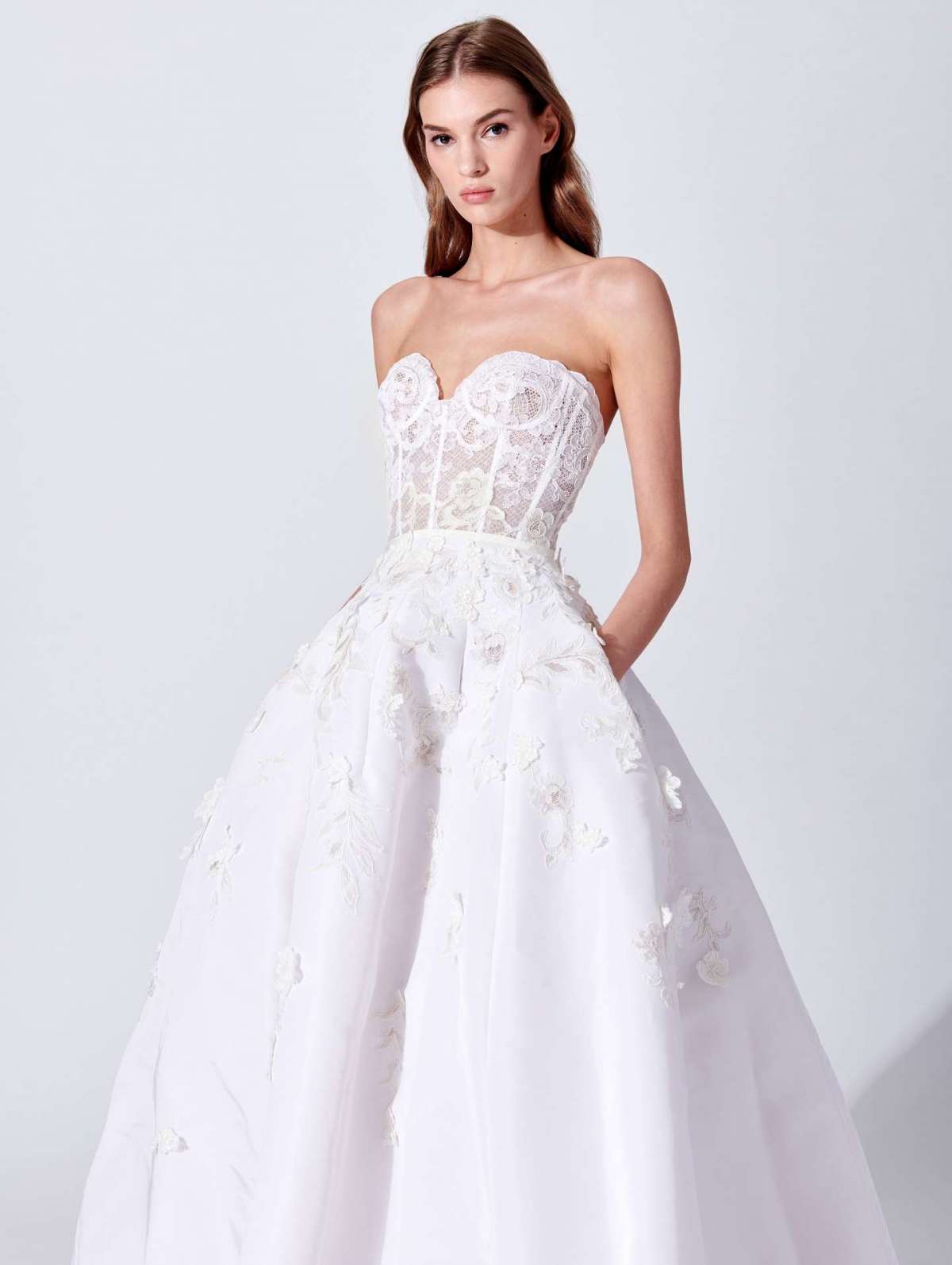 Abito da sposa in pizzo con bustier