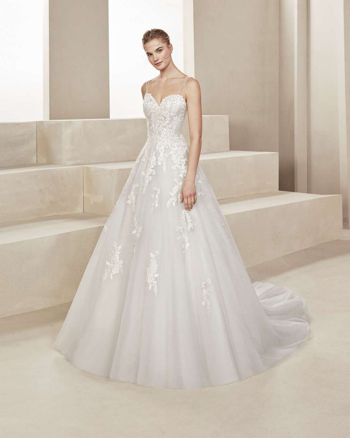 Abito da sposa in tulle e pizzo con scollo a cuore Alma Novia