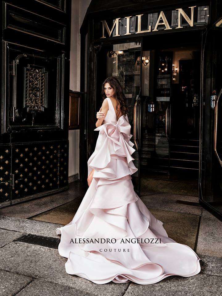 Abito da sposa rosa con fiocco Alessandro Angelozzi Couture