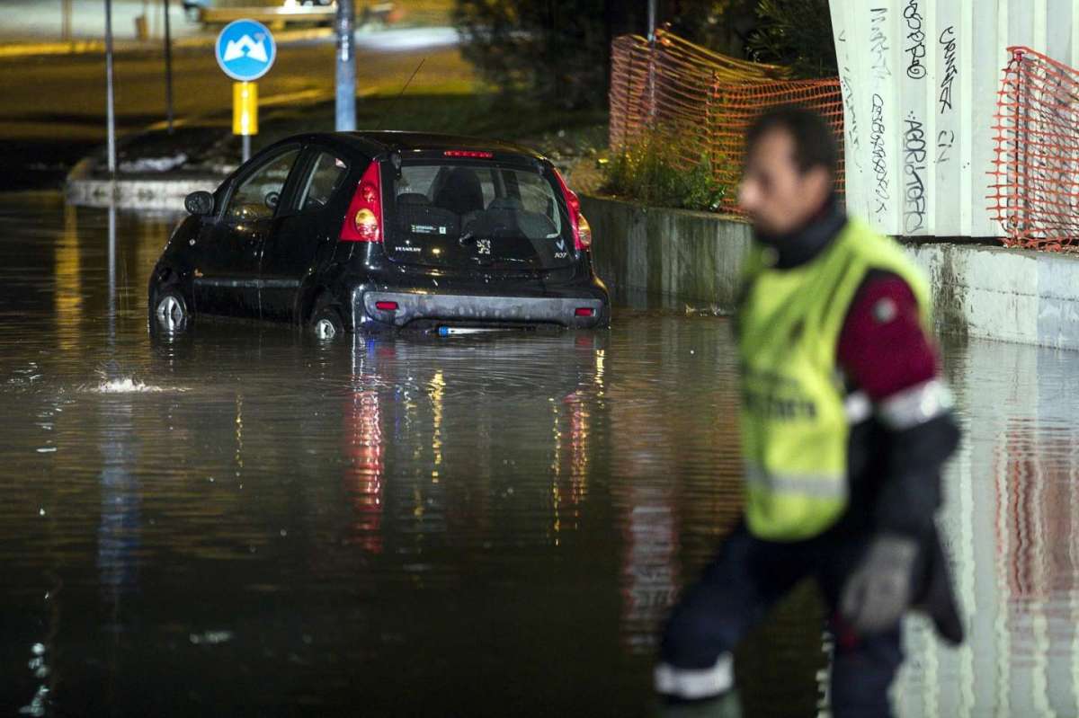 Auto sommersa dall'acqua