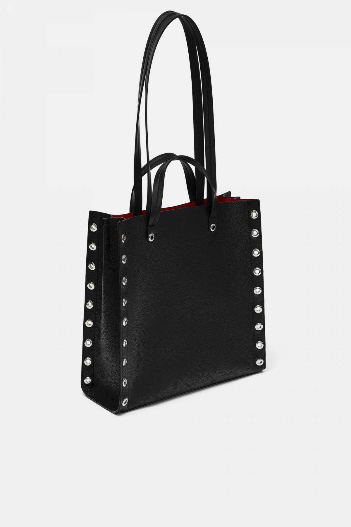 Borsa a spalla nera con borchie Zara a 39,95 euro