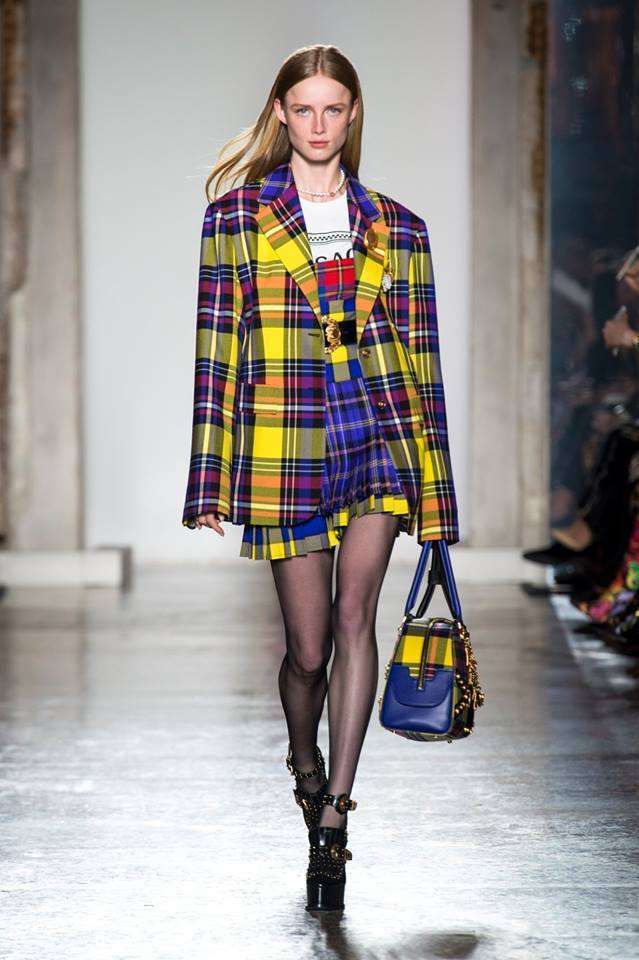 Look tartan Versace