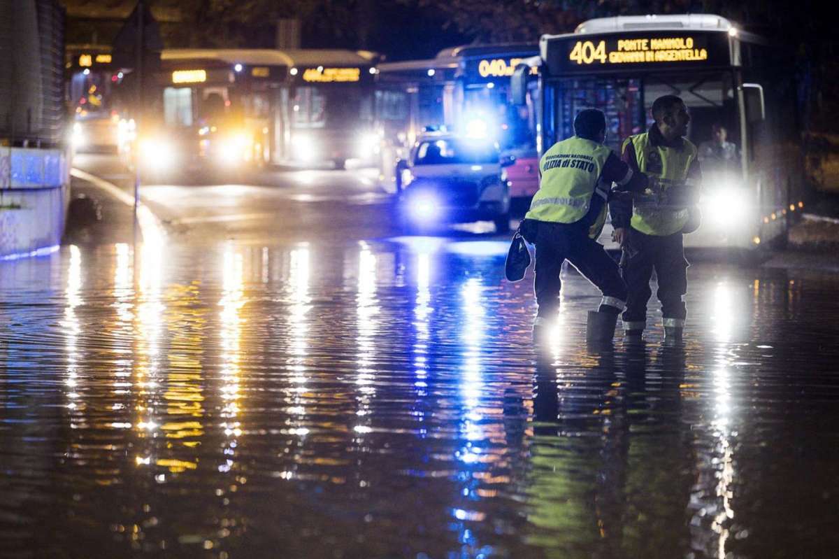 Pullman in mezzo all'acqua