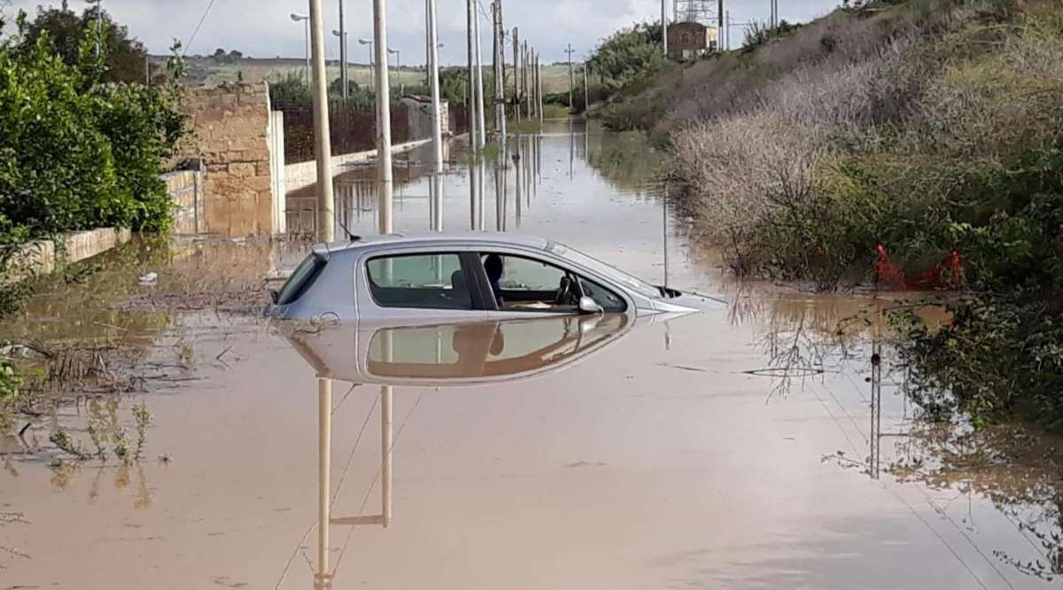 Siracusa auto sommersa dall'acqua