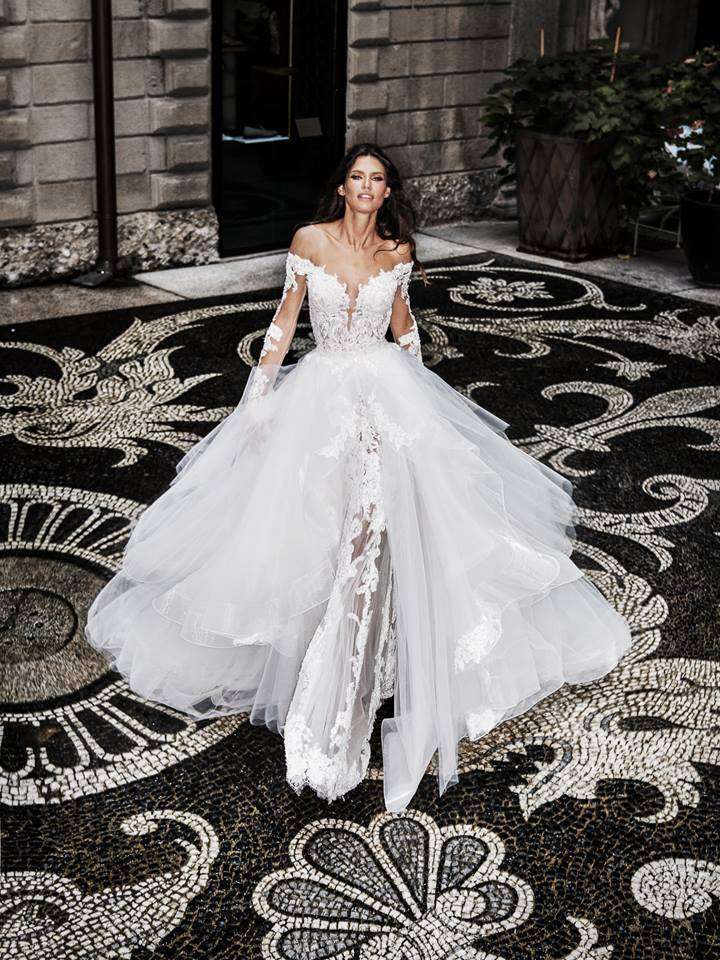 Vestito da sposa ampio in tulle e pizzo Alessandro Angelozzi Couture