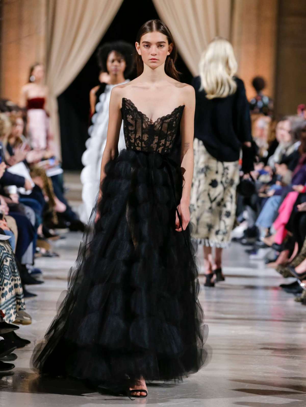 Abito da cerimonia da sera in tulle e pizzo nero Oscar De La Renta