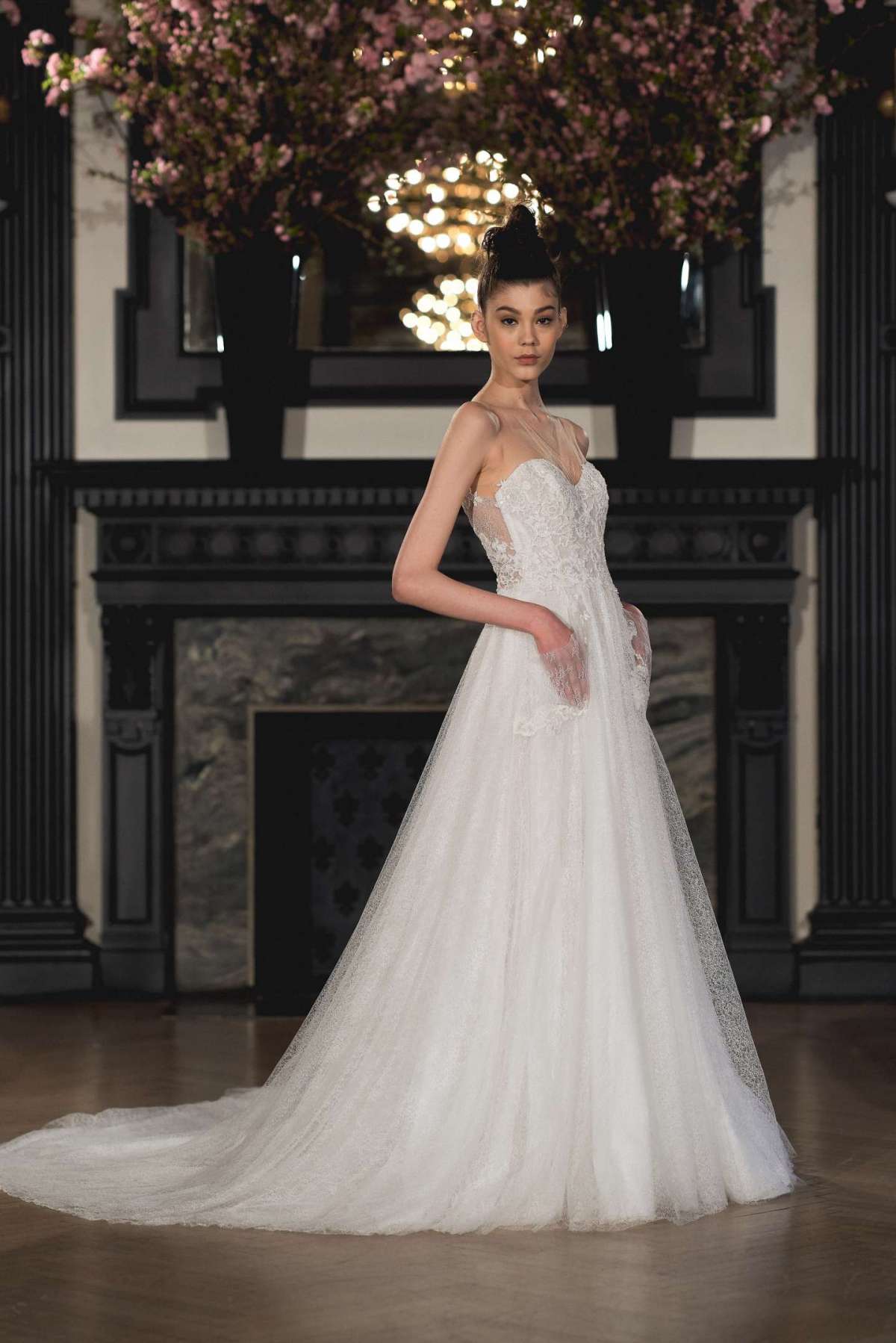 Abito da sposa in pizzo da principessa Ines Di Santo