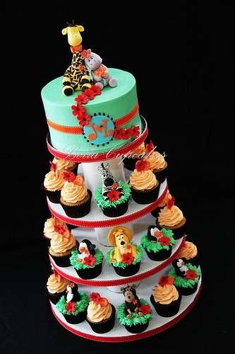 Torta di compleanno a quattro piani con i cupcakes