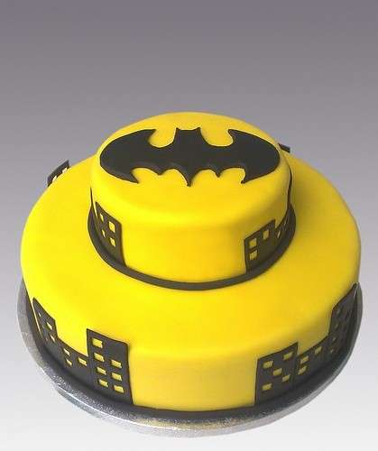 Torta di compleanno gialla e nera di Batman