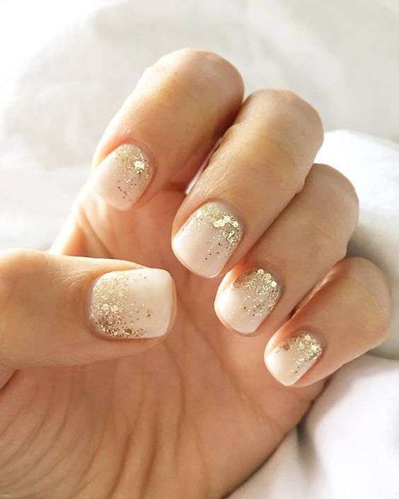 Unghie gel bianco latte con i glitter