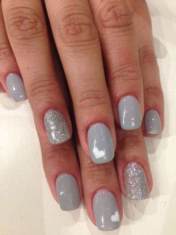 Unghie gel in grigio argento