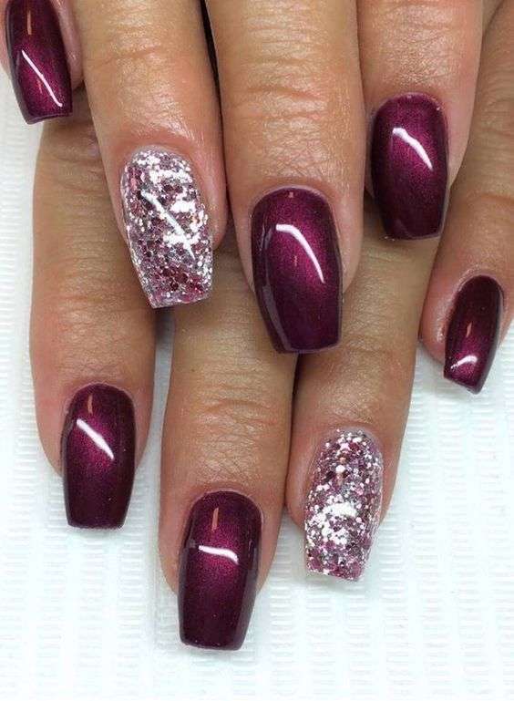 Unghie gel prugna con accent glitter