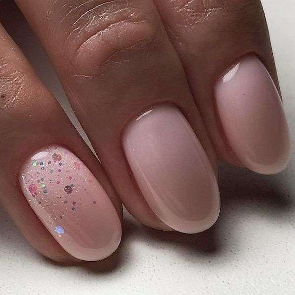 Unghie gel rosa con brillantini