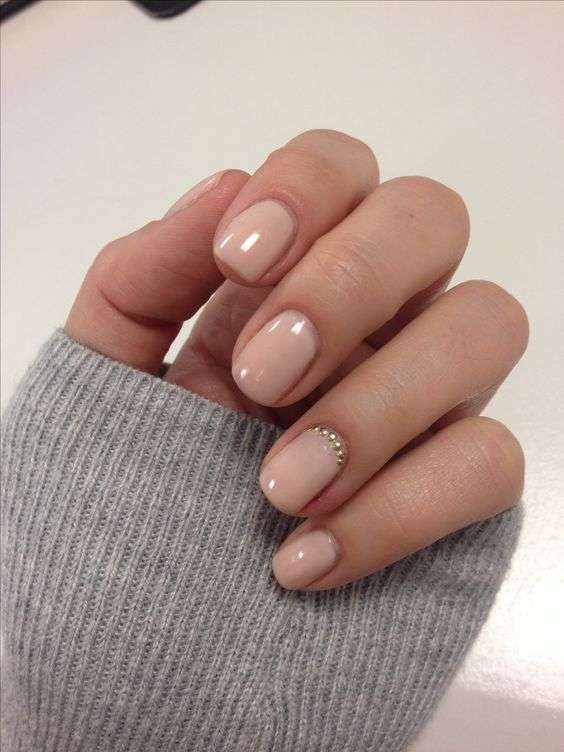 Unghie gel rosa nude con strass