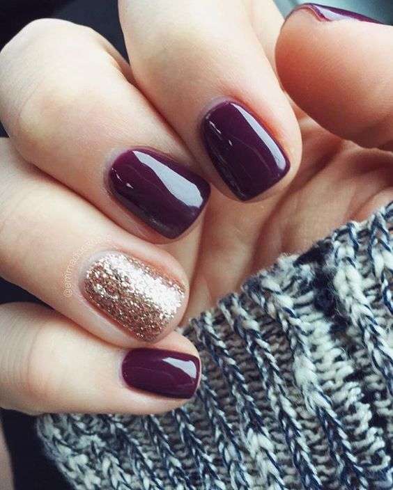 Unghie gel viola con accent glitter