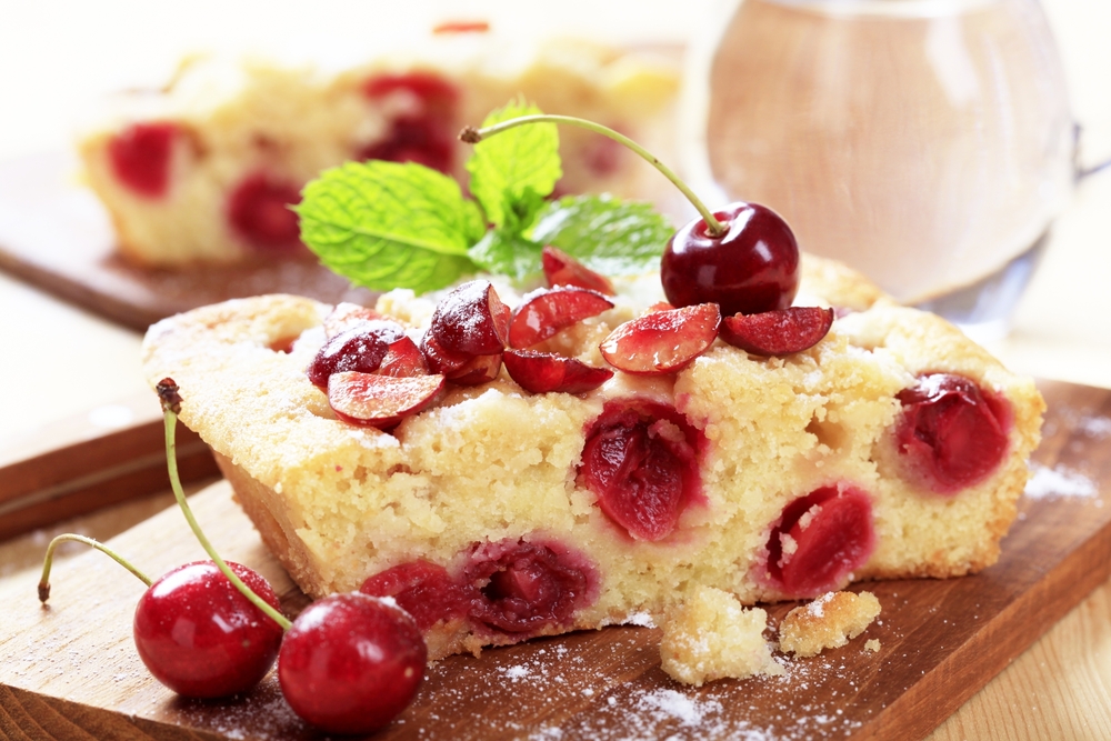 Torta con ciliegie, mandorle e yogurt