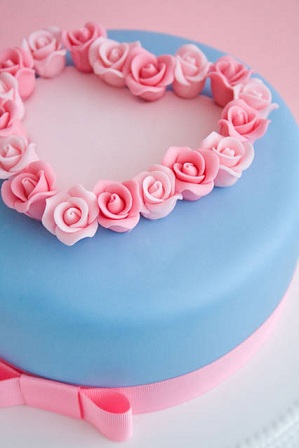 torta rivestita in fondant con cuore di rose 1