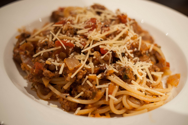 spaghetti con ragù di lenticchie